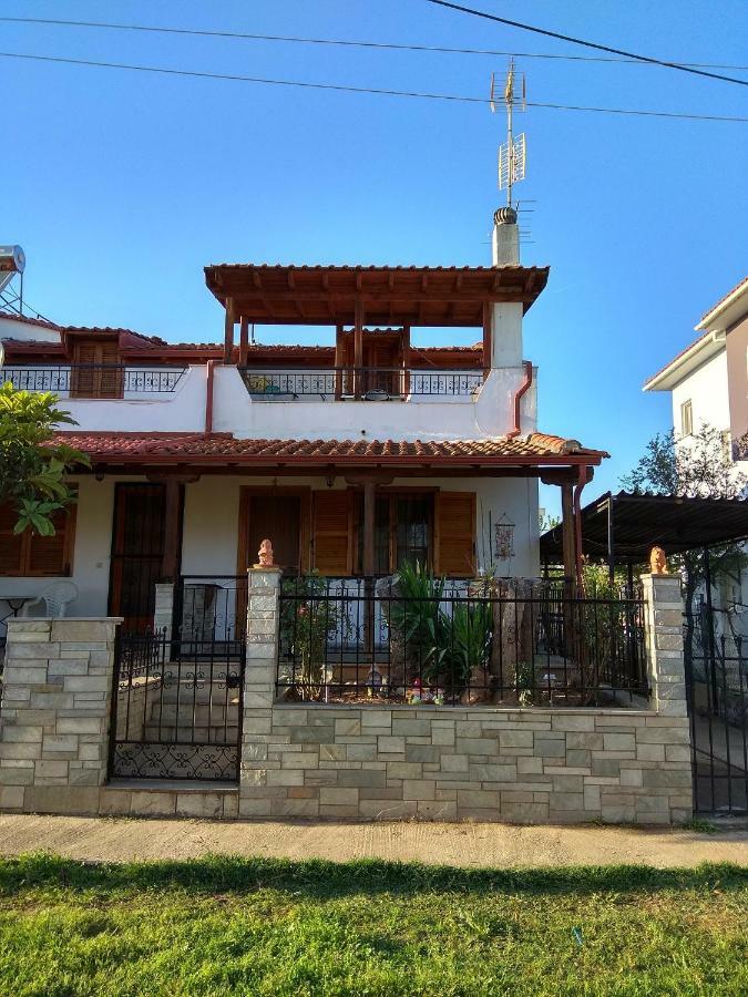 Вилла Family Seaside House In Mouries Паралия-Дионисиу Экстерьер фото